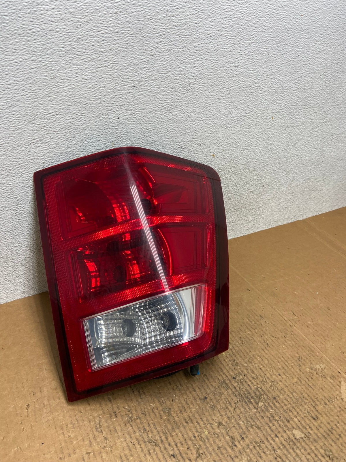 2005 - 2006 Jeep Grand Cherokee Right Passenger Rh Side Tail Light AE1523 LK2