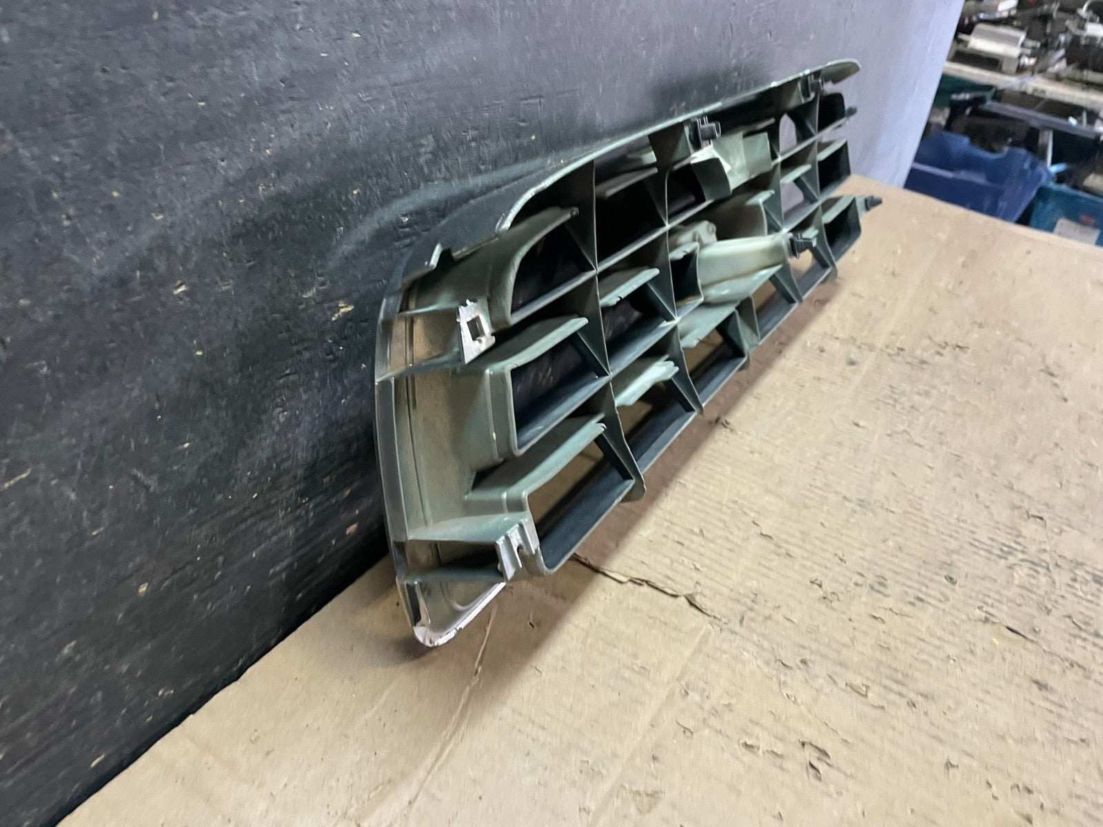 2003 to 2005 Subaru Forester Front Upper Grill Grille U6079 DG8