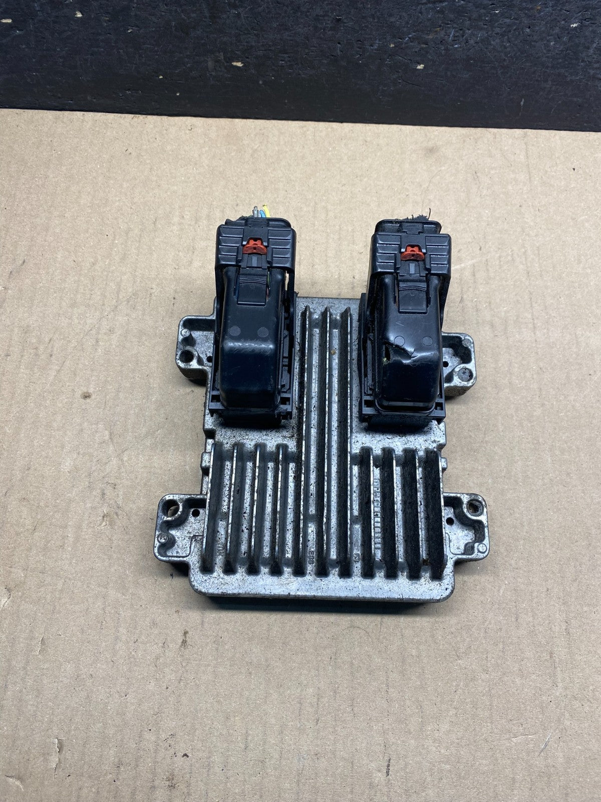 2010 to 2013 Chevrolet Silverado Yukon Engine Control Module ECM ECU ah1672 DW0