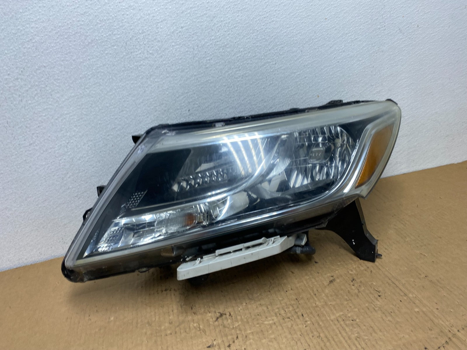 2013 - 2016 Nissan Pathfinder Left Driver LH Side Headlight Halogen AC77860