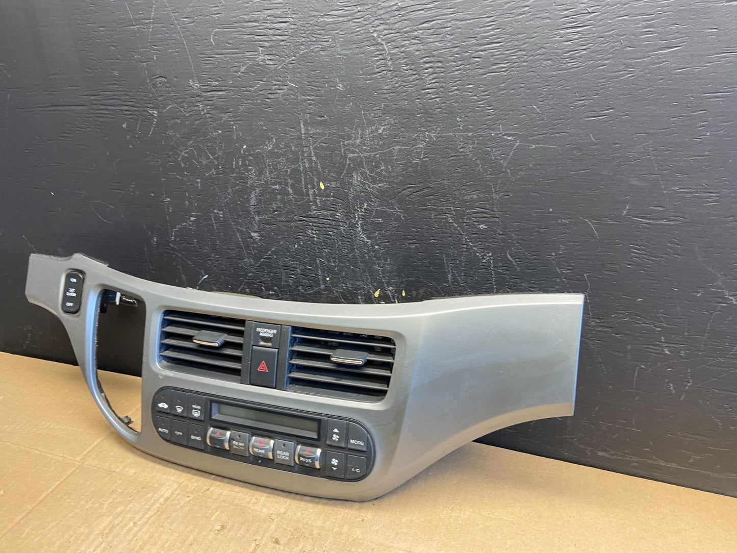 2005 to 2010 Honda Odyssey  Radio Climate Control Dash Trim Bezel Oem AB9785 DG2