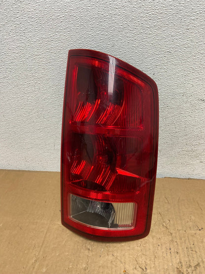 2002 to 2006 Dodge Ram 1500 Right passenger Rh side Tail Light AD2372 LK0