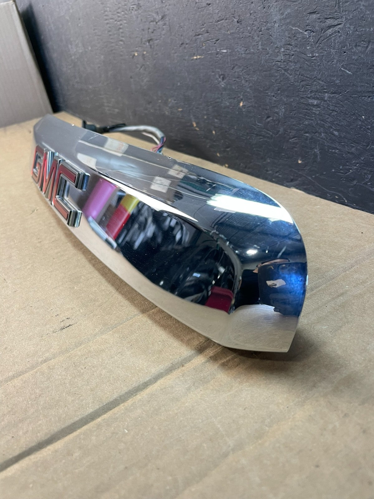 2007-2012 GMC Acadia Chrome Tailgate Rear Finish Molding Back W/Camera AD0184 DG1