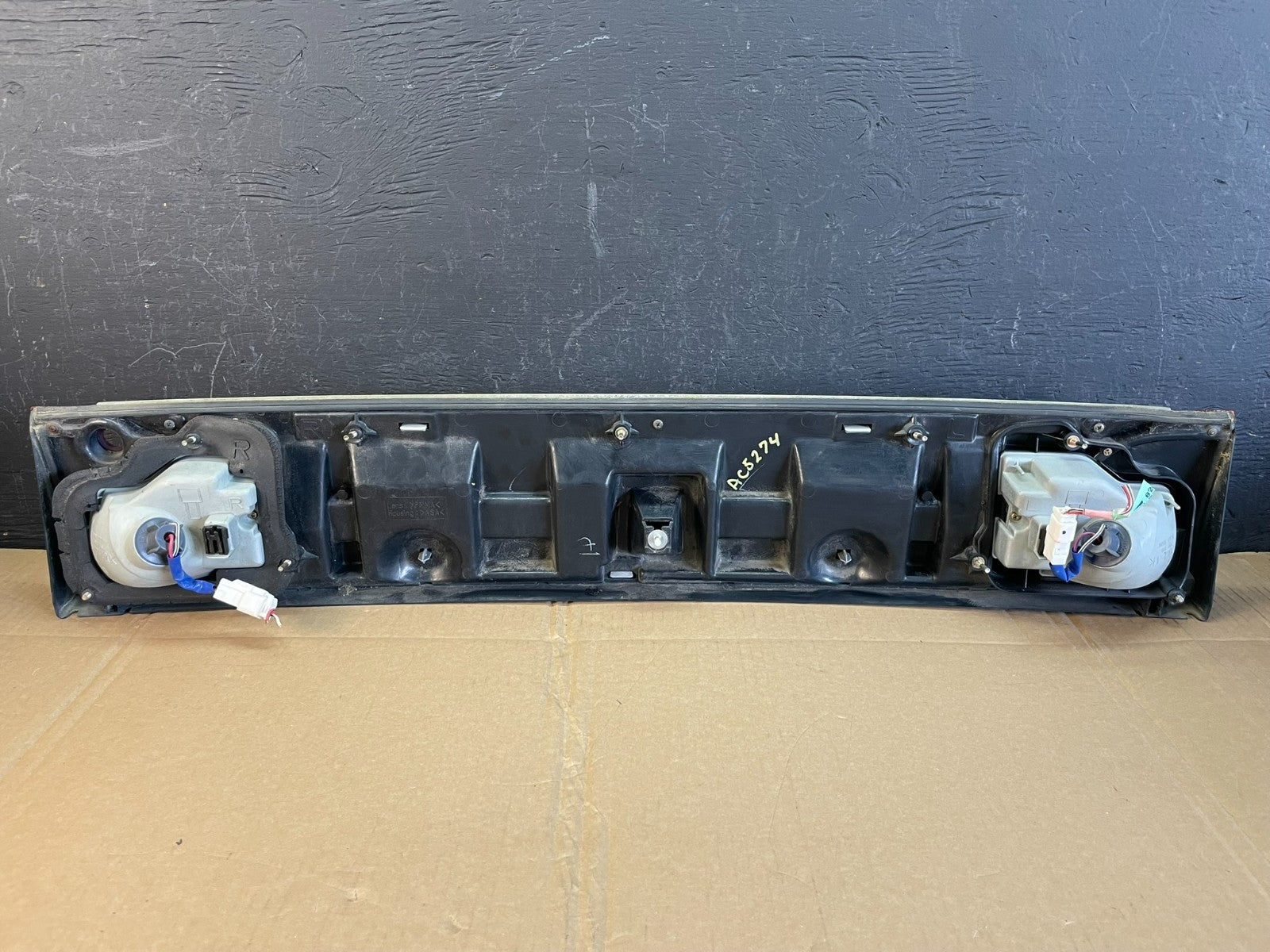 1995 1996 Toyota Camry Center Trunk Rear Tail Light AC5274 DG6