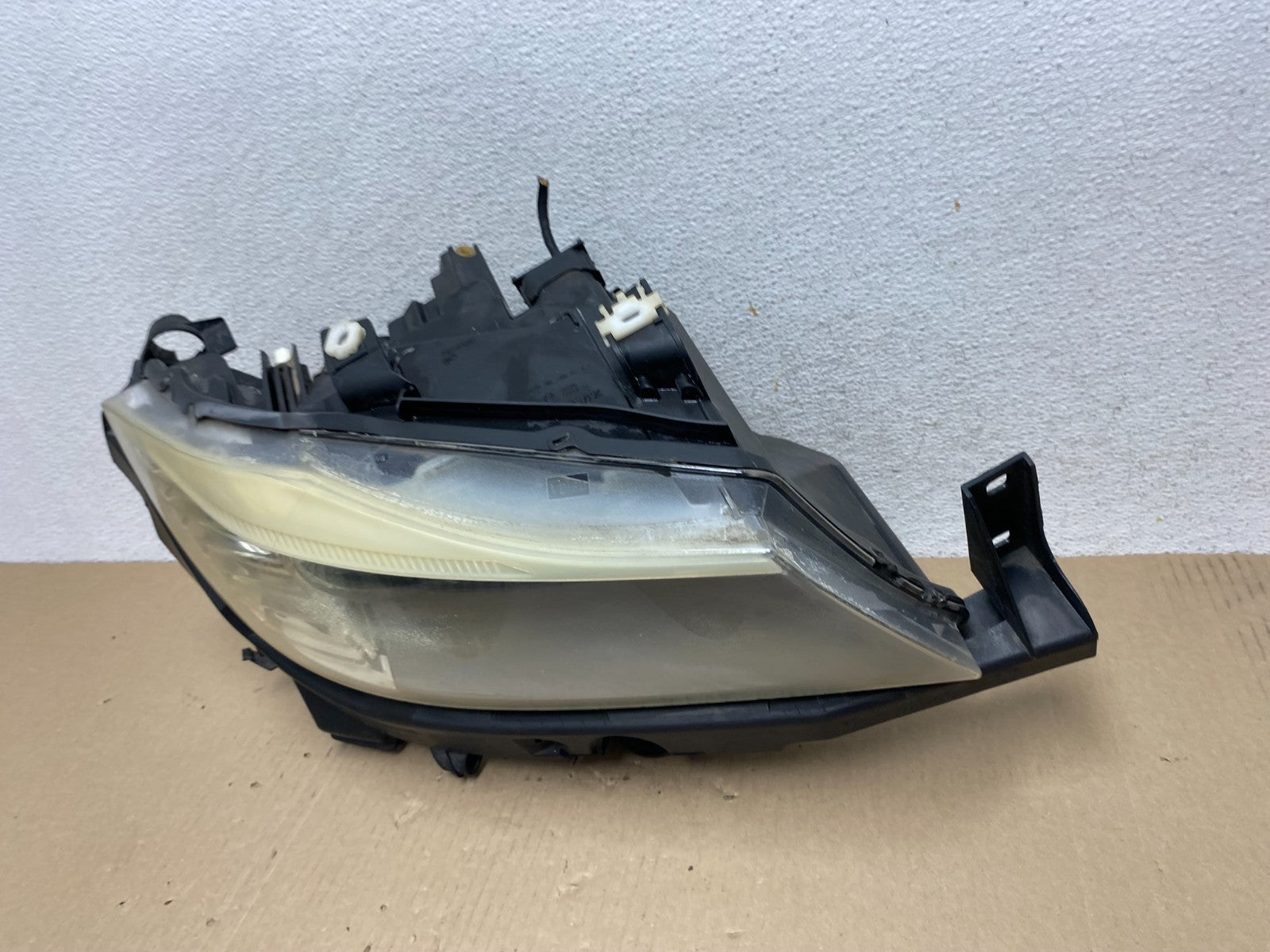 2009-2011 BMW 3 Series 328i 4/D Sedan Headlight Halogen Right Passenger AG68541