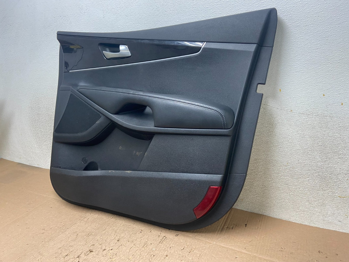 2016 to 2020 Kia Sorento Front Right Passenger RH Side Door Panel Trim Y4923 DG1
