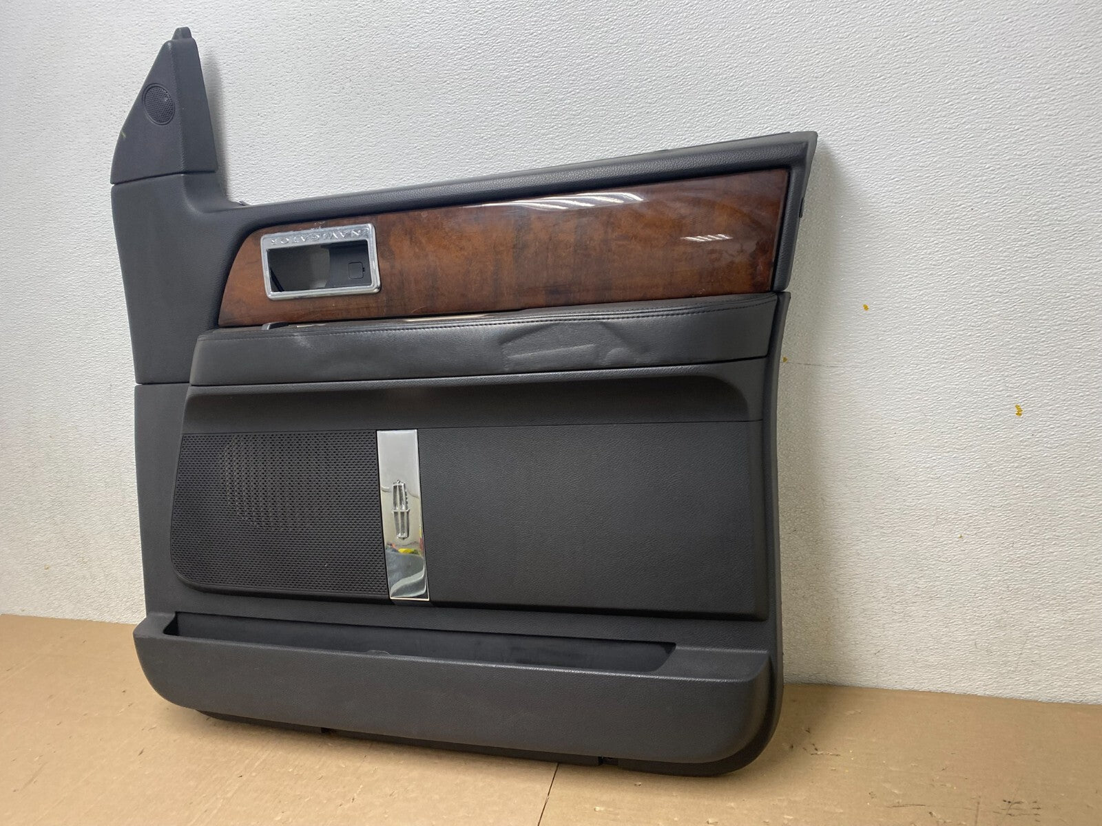2007-2014 Lincoln Navigator Right Passenger Front Door Panel OEM J1482 DG11