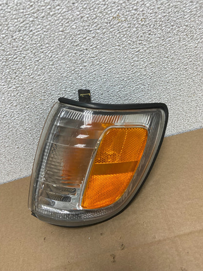 1996-1998 Toyota 4Runner Left Driver LH Front Corner Turn Signal Oem AB6116 DW0