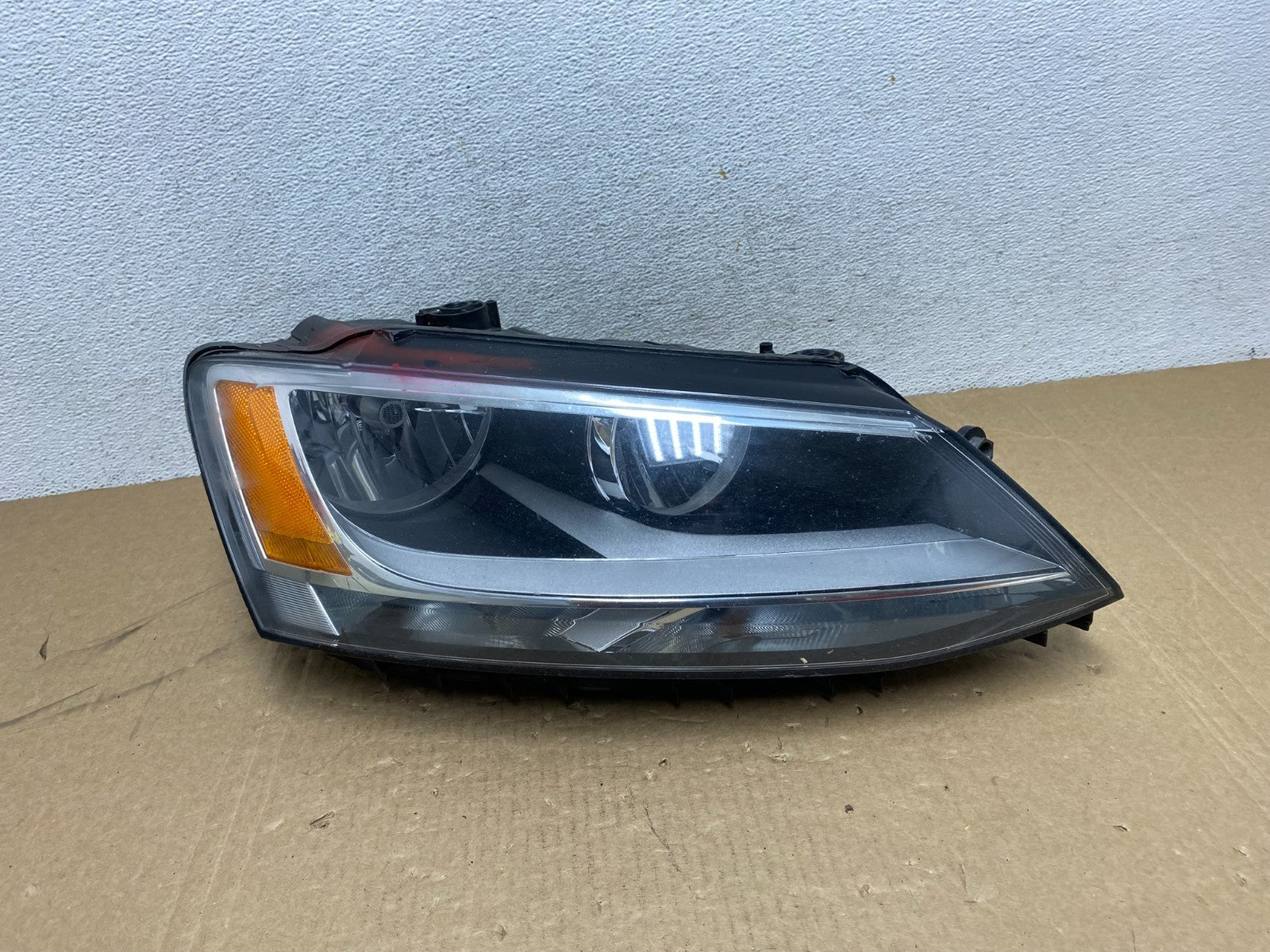 2011 to 2014 Volkswagen Jetta Right Passenger RH Headlight Halogen AF9981 DW0