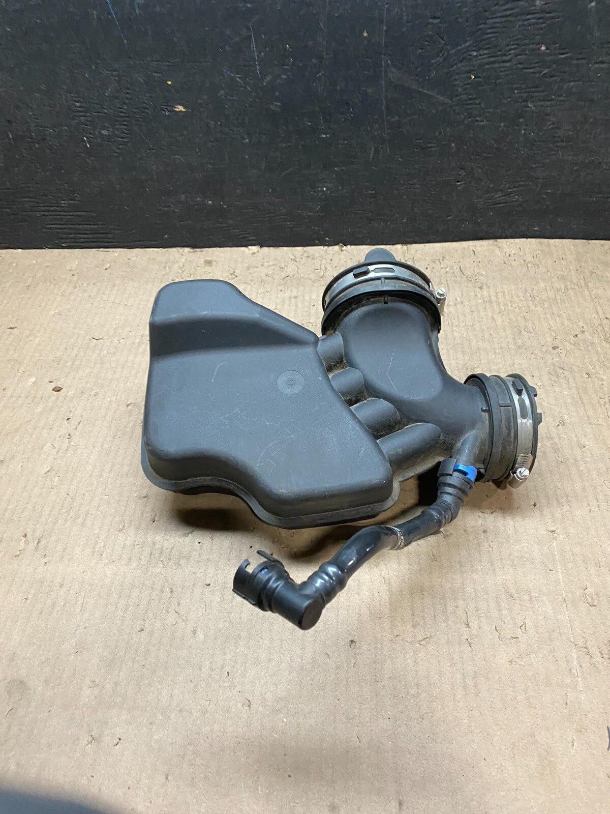 2020 to 2022 Ford Explorer OEM Air Right Intake Cleaner Inlet OEM j0666 DG10