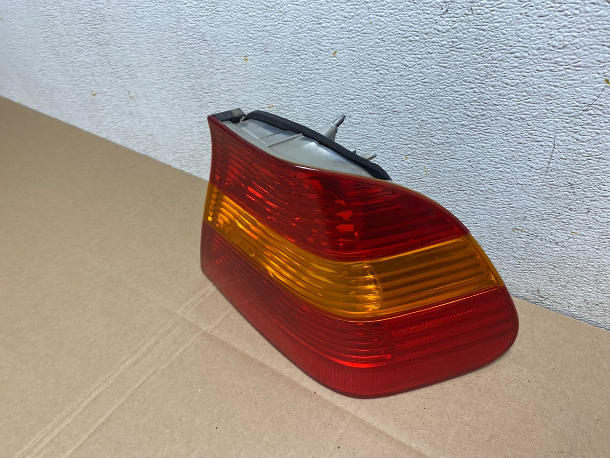 2002 - 2005 BMW 3 E46 Series Right Passenger Tail Light j8316 PS1