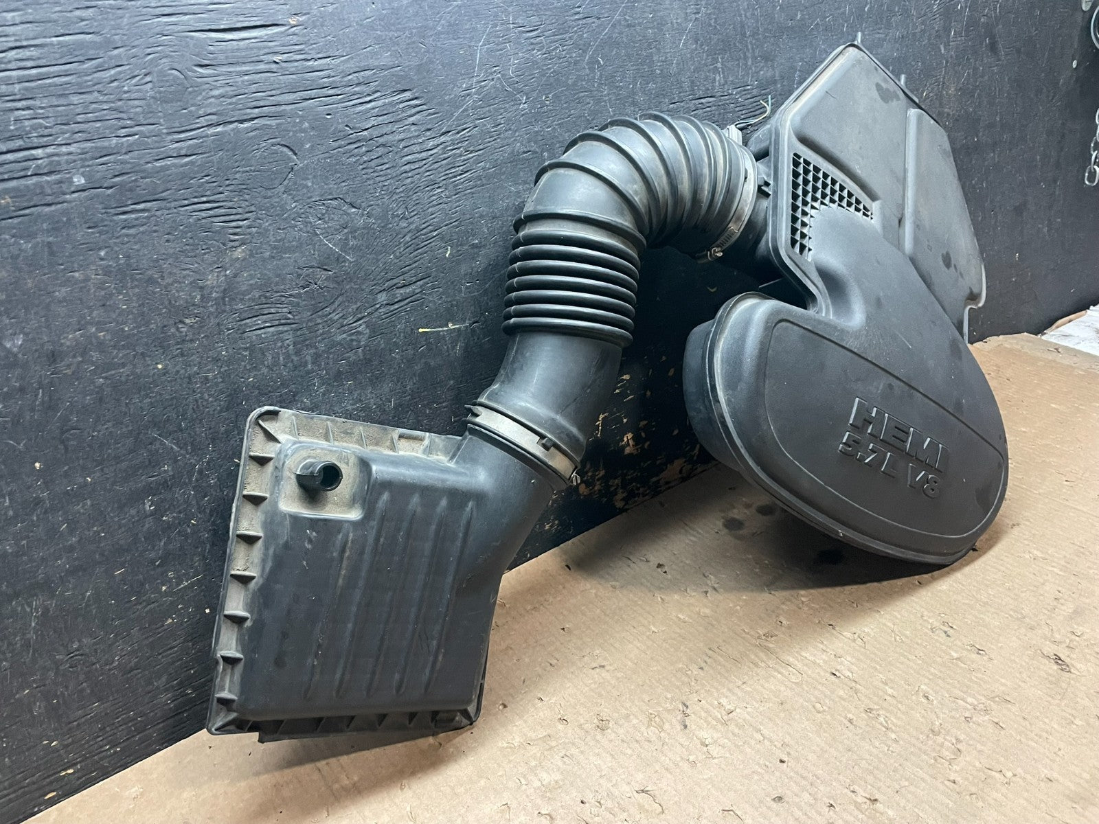 2009 Dodge Durango Air Cleaner Box 53034084AD Z33552