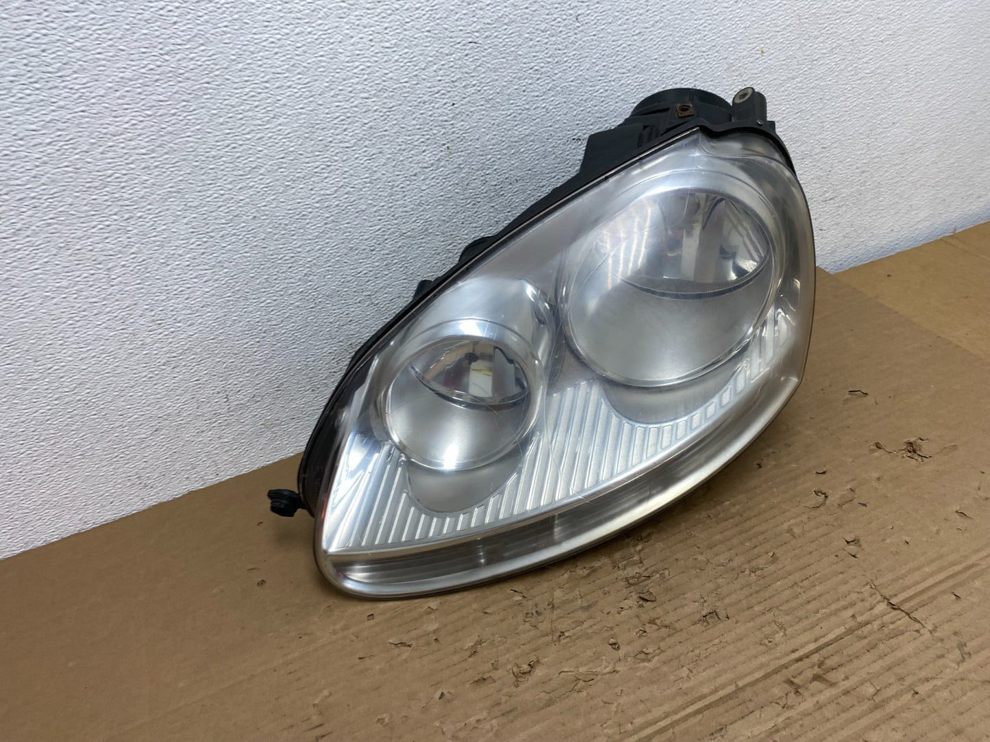 2005 to 2010 Volkswagen Jetta Left Driver LH Side Headlight Halogen AD4299 DW2