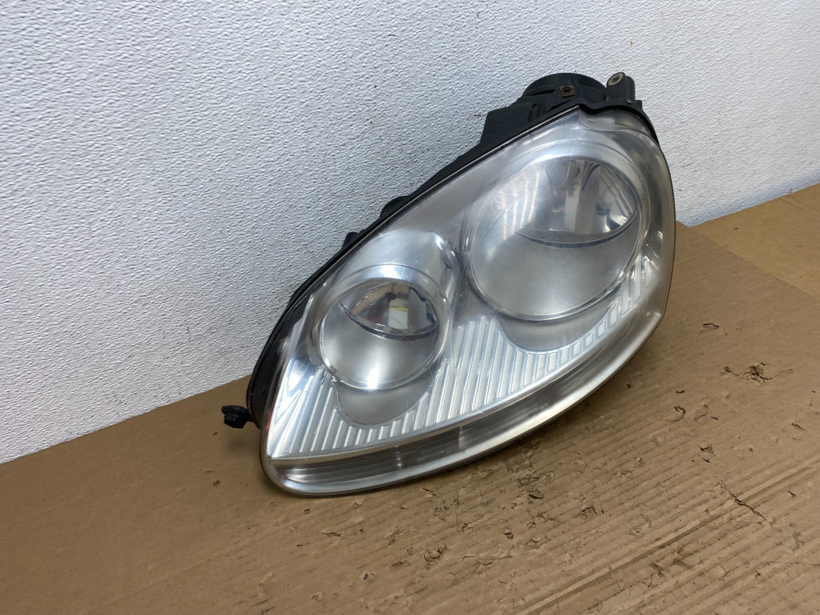 2005 to 2010 Volkswagen Jetta Left Driver LH Side Headlight Halogen AD4299 DW2