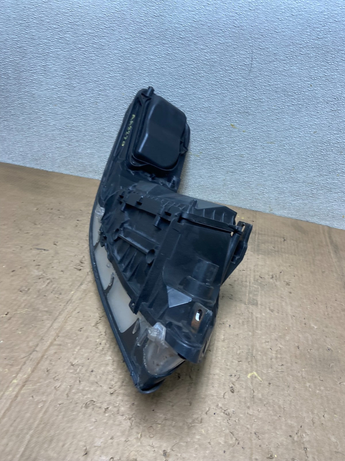 2005 to 2011 Lincoln Town Car Left Driver LH Side Headlight AA8270 DW7
