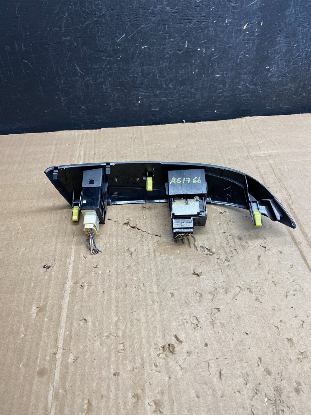 2004 to 2010 Toyota Sienna Left Side Climate Switches Bezel Trim AE1766 DG3