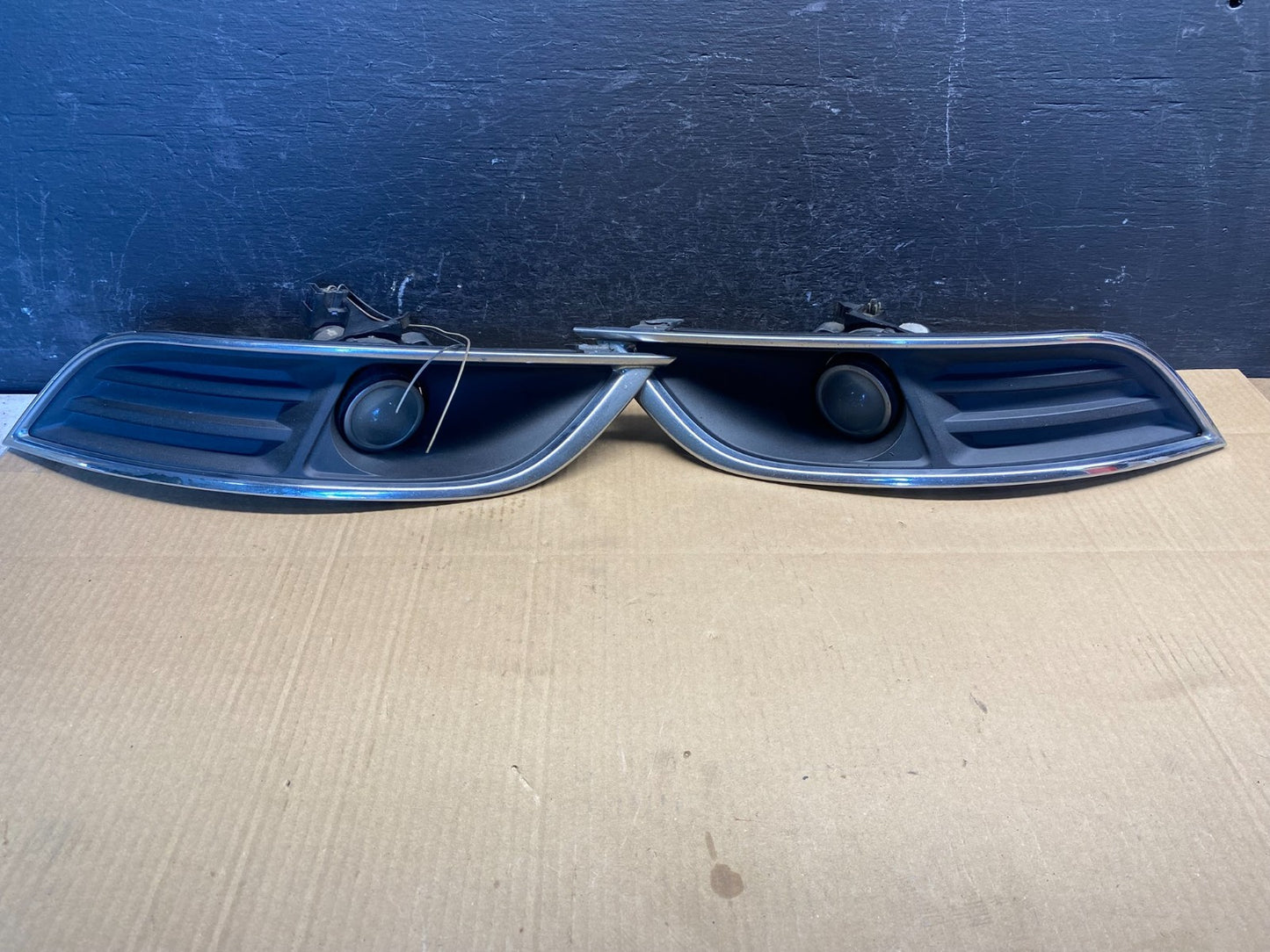 2013 to 2016 Lincoln MKT Left+Right Set Front Fog Light Bezel ad4890 DG0