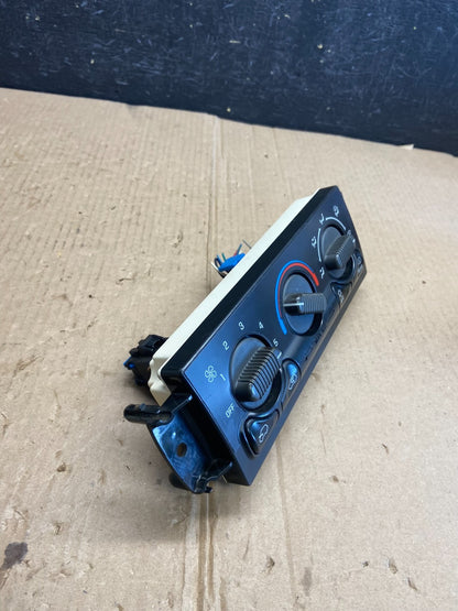 1999 to 2002 Chevrolet Silverado HVAC Heater Climate Control Module AE3876 DG1