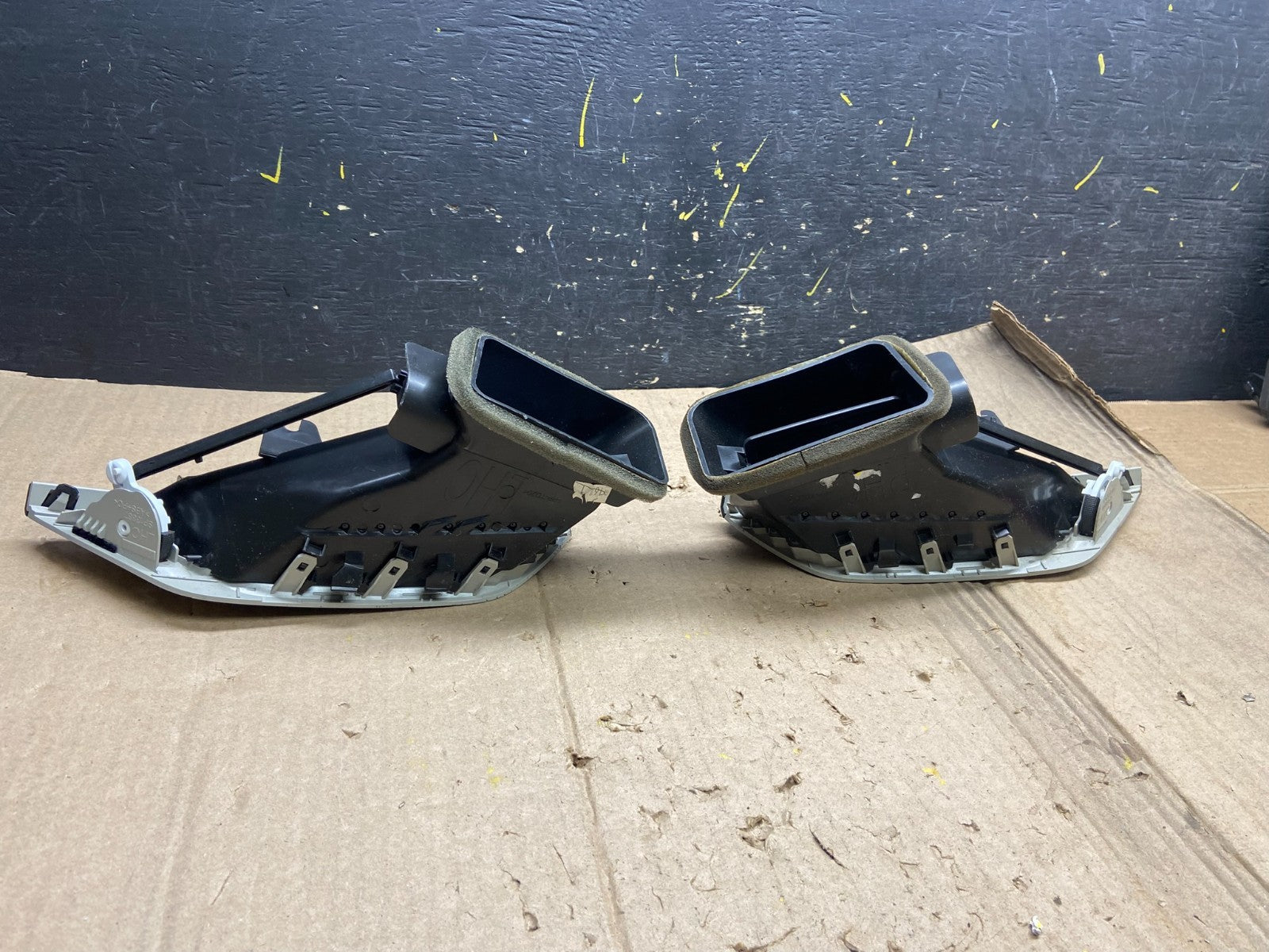 2010 to 2016 Chevrolet Equinox Left+Right  Front Dash  Air Vent Bezel X1901 DG4