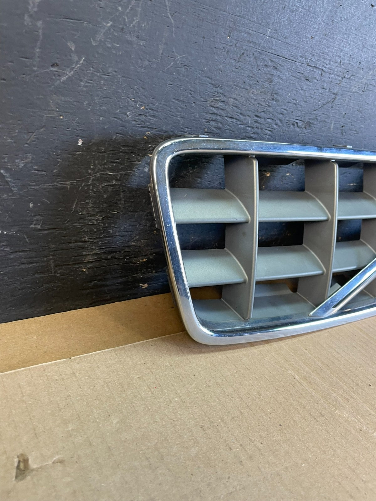 2001 to 2004 Volvo XC70 Front Upper Grill Grille AC19882
