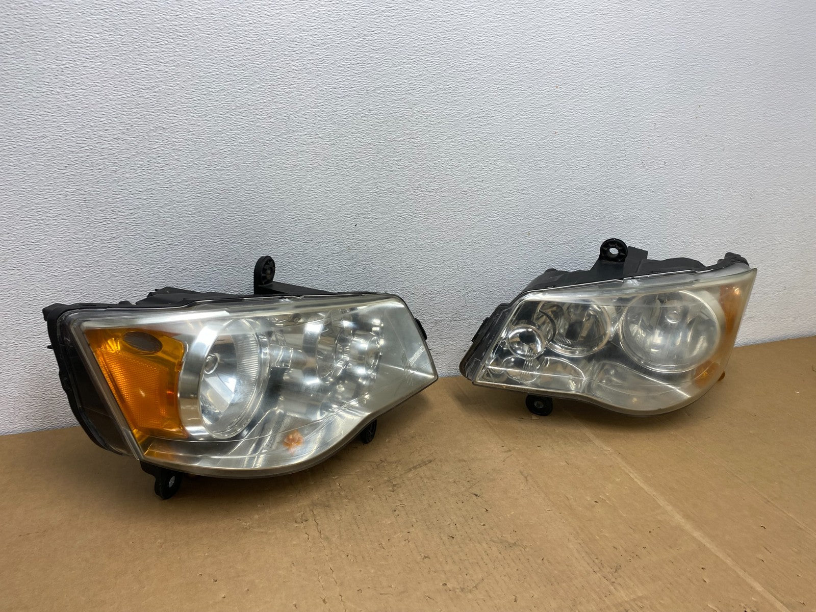 2008 to 2016 Chrysler Town and Country Left+Right Side Headlights AC8566 DW2