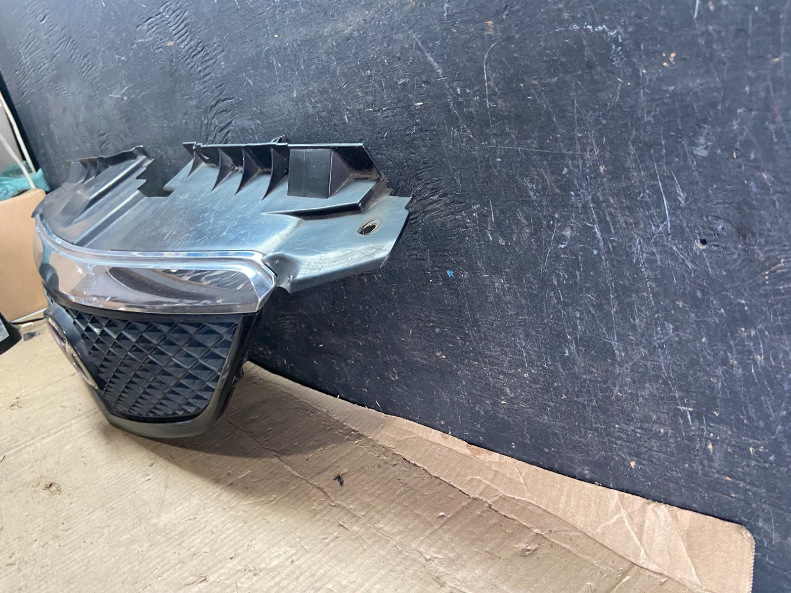 2002 2003 Mazda MPV Front Upper Grille Grill Oem p3936 DG1