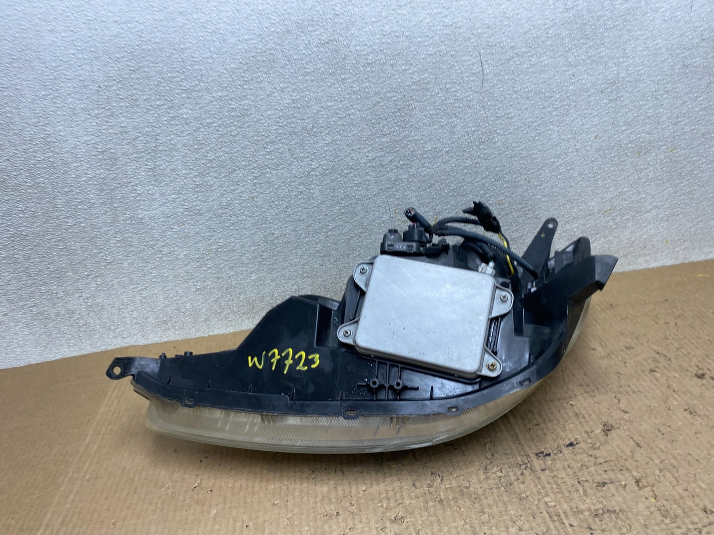 2004-2005 Toyota Sienna Right Passenger RH Xenon Headlight OEM W7723 DW10