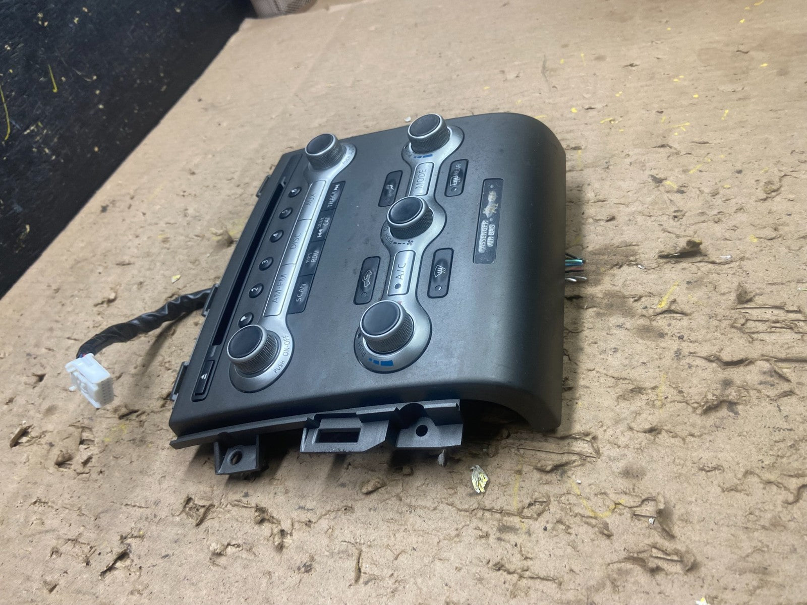 2009 - 2010 Nissan Murano AM FM Radio CD Climate Control Panel t9009 DG1