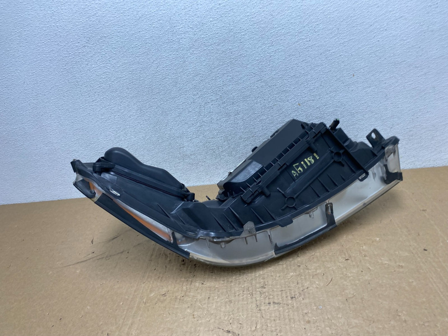 2005 to 2011 Lincoln Town Car Left Driver LH Side Headlight AG1181 DW7
