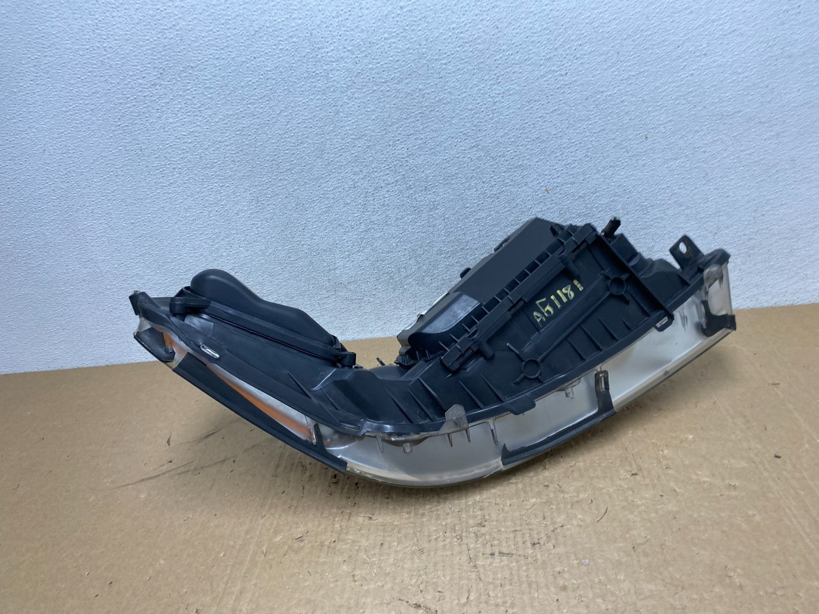 2005 to 2011 Lincoln Town Car Left Driver LH Side Headlight AG1181 DW7