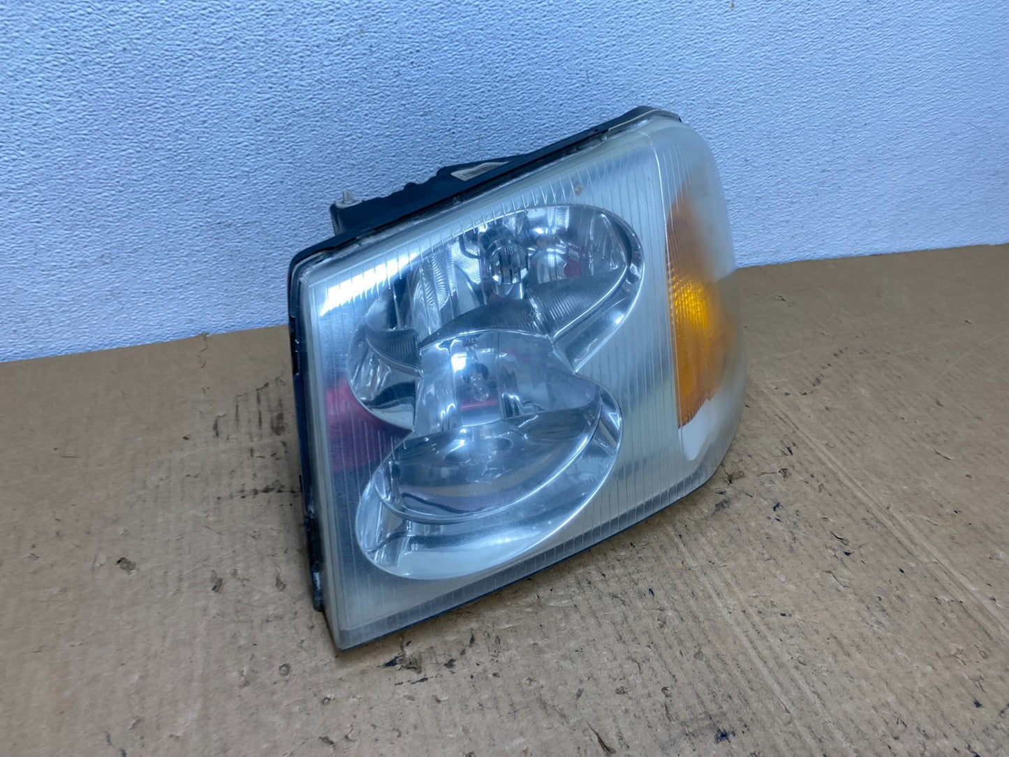 2002 to 2009 Gmc Envoy Left Driver Lh Side Headlight Halogen AC8151 DW2