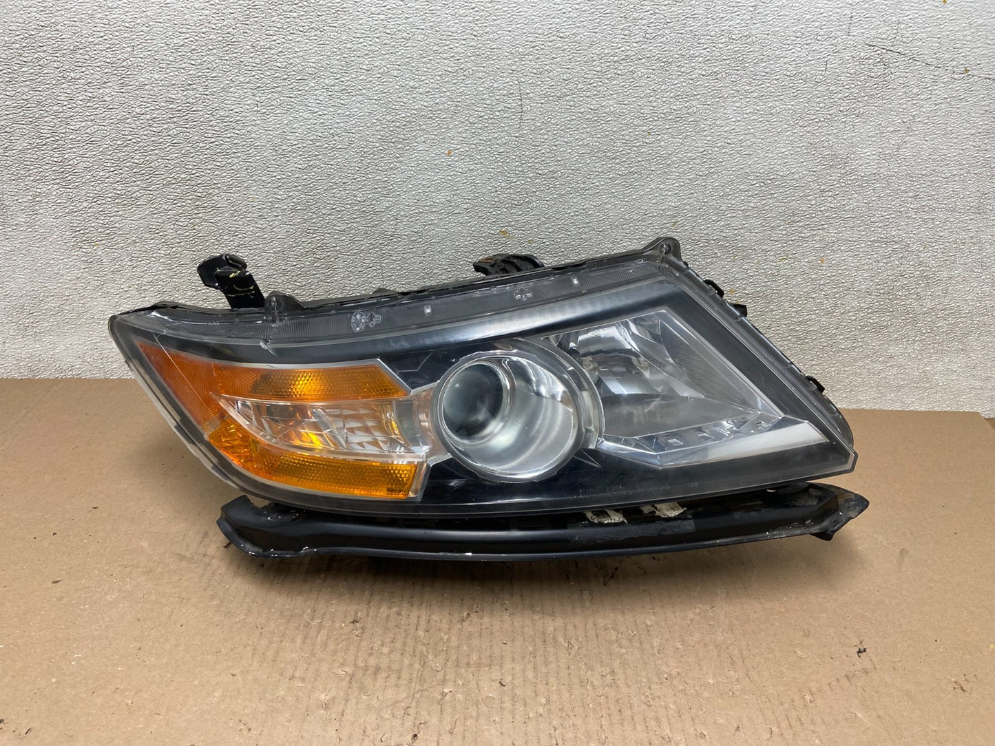 2011 to 2013 Honda Odyssey Front Right Passenger Headlight XENON Oem AB6021 DW0