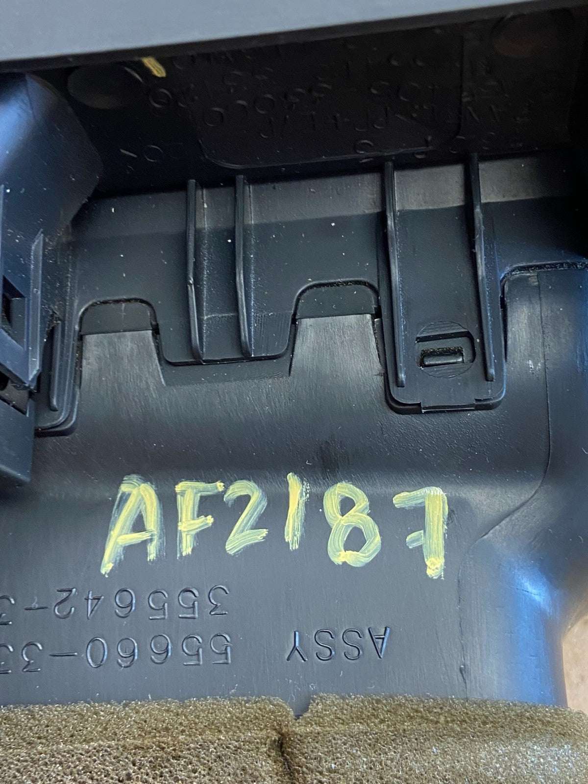 1997 to 2001 Lexus ES330 ES300 Front Center Side Air Vent AF2187 DG6