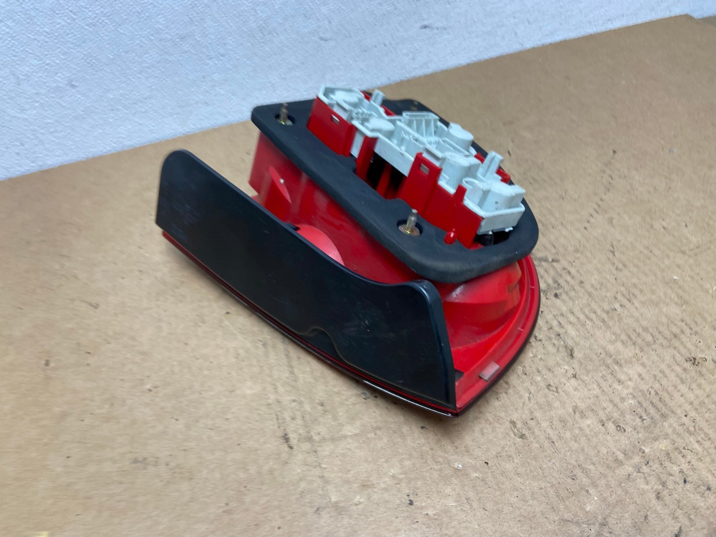 2001 to 2005 Volkswagen Passat Right RH Side Tail Light AC2983 LK5