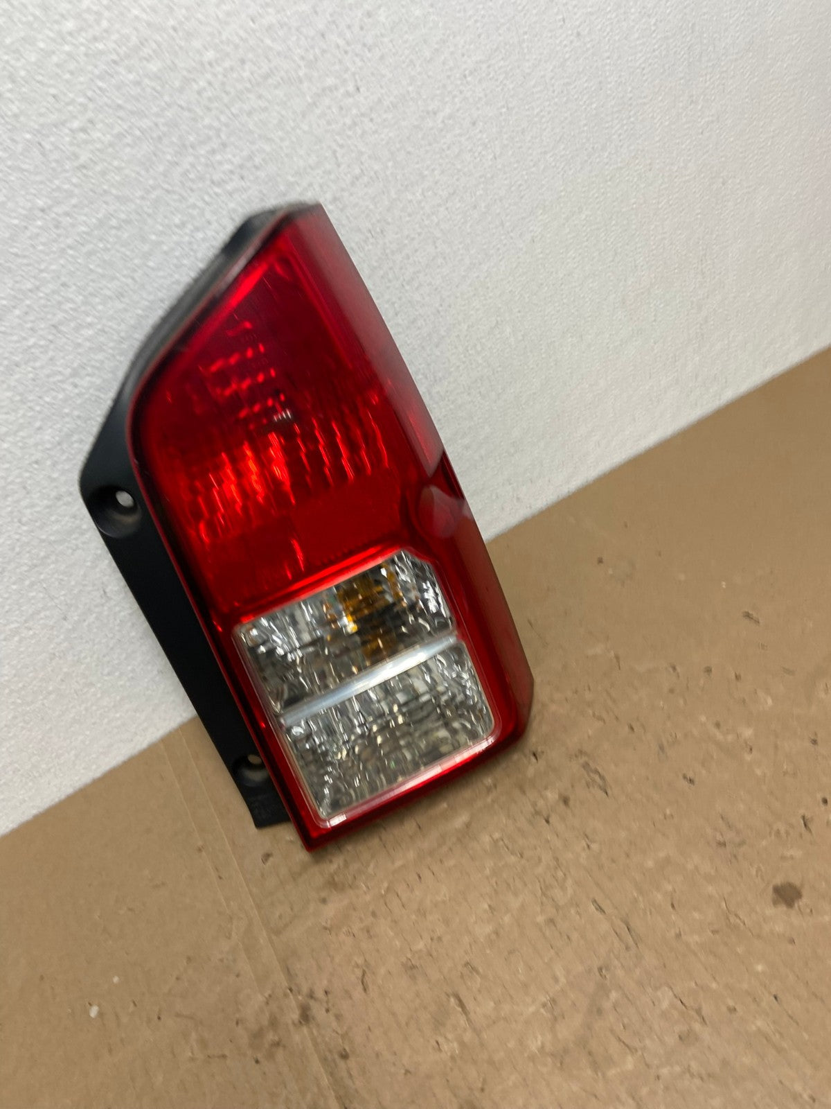 2005 to 2012 Nissan Pathfinder Right Passenger RH Side Tail Light Oem AB6931 LK2