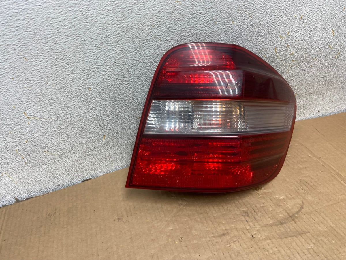 2009 to 2011 Mercedes ML350 ML-Class Right Passenger RH Tail Light AI6986 LK2