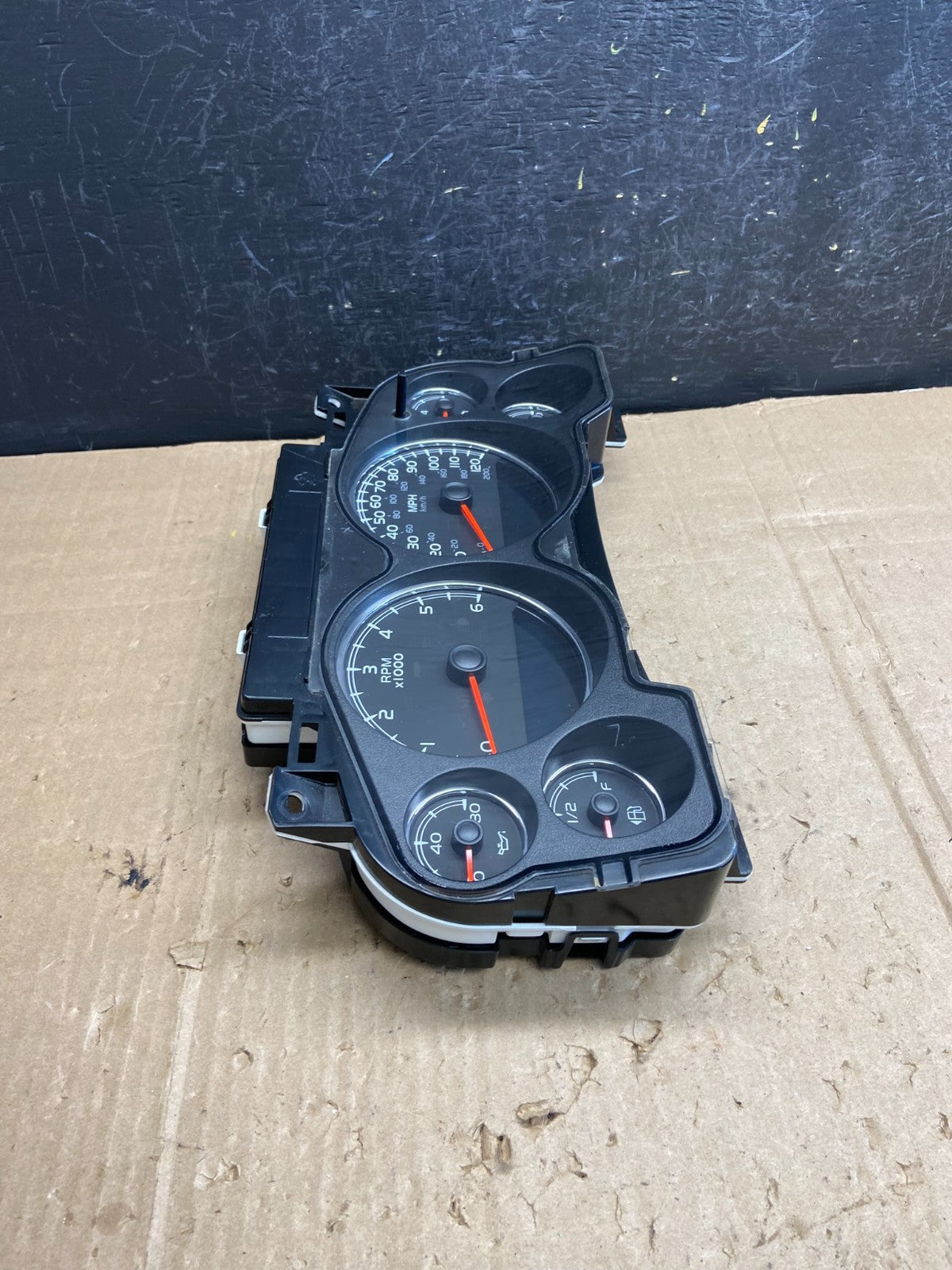 2007 to 2013 Chevrolet Silverado Suburban Cluster Gauge Speedometer AE18741