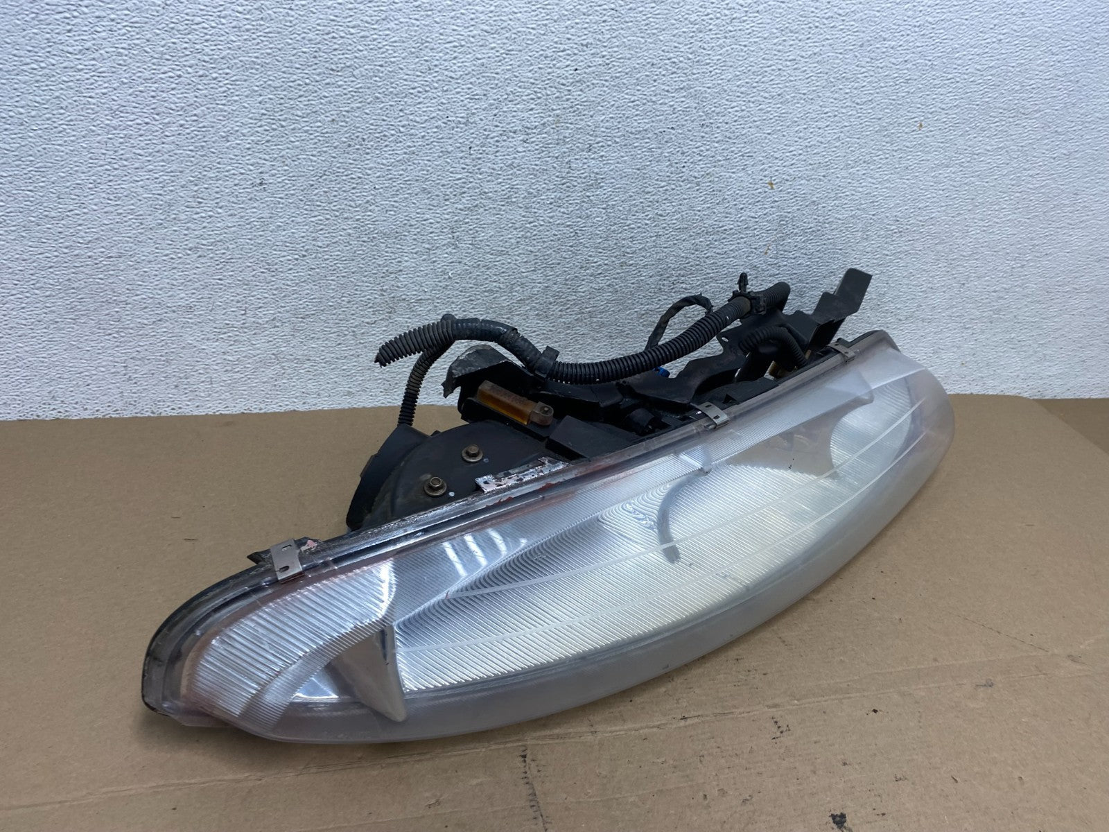 1995 to 1999 Oldsmobile Aurora Right Passenger RH Side Headlight AF4415 DW2