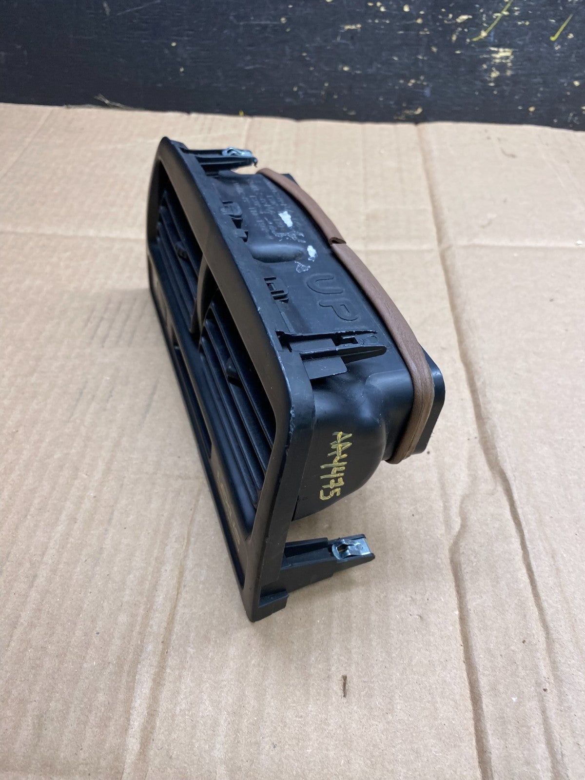 1997 to 2001 Lexus ES330 ES300 Front Center Side Air Vent AA4475 DG2