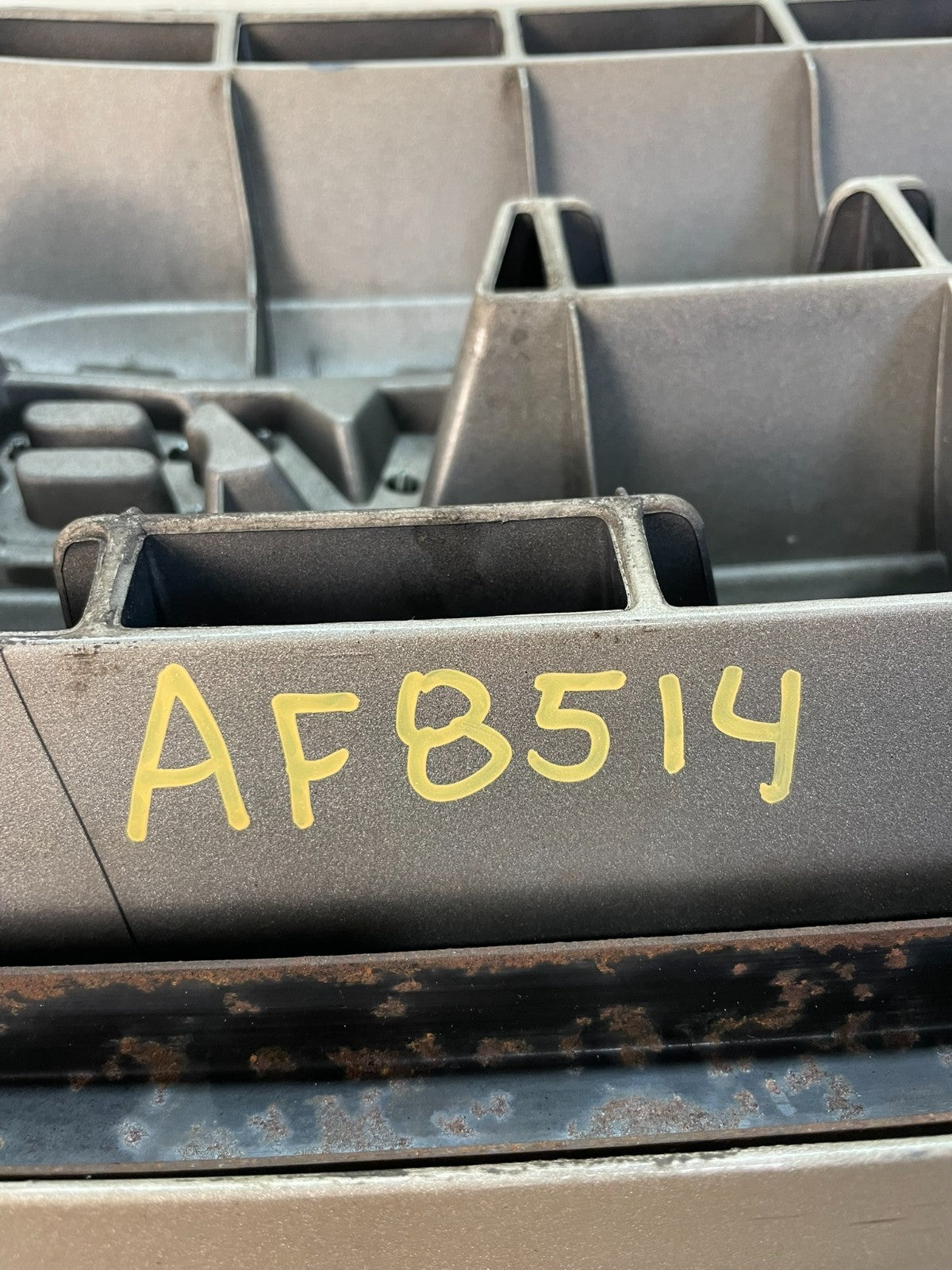 2001 to 2004 Toyota Sequoia Front Upper Grill Grille W/ Emblem af8514 DG11