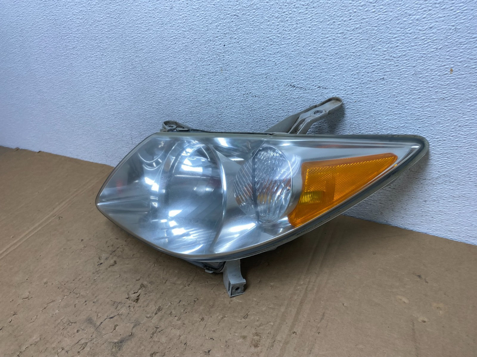 2005 to 2008 Pontiac Vibe Left Driver LH Side Headlight Halogen AD3765 DW1