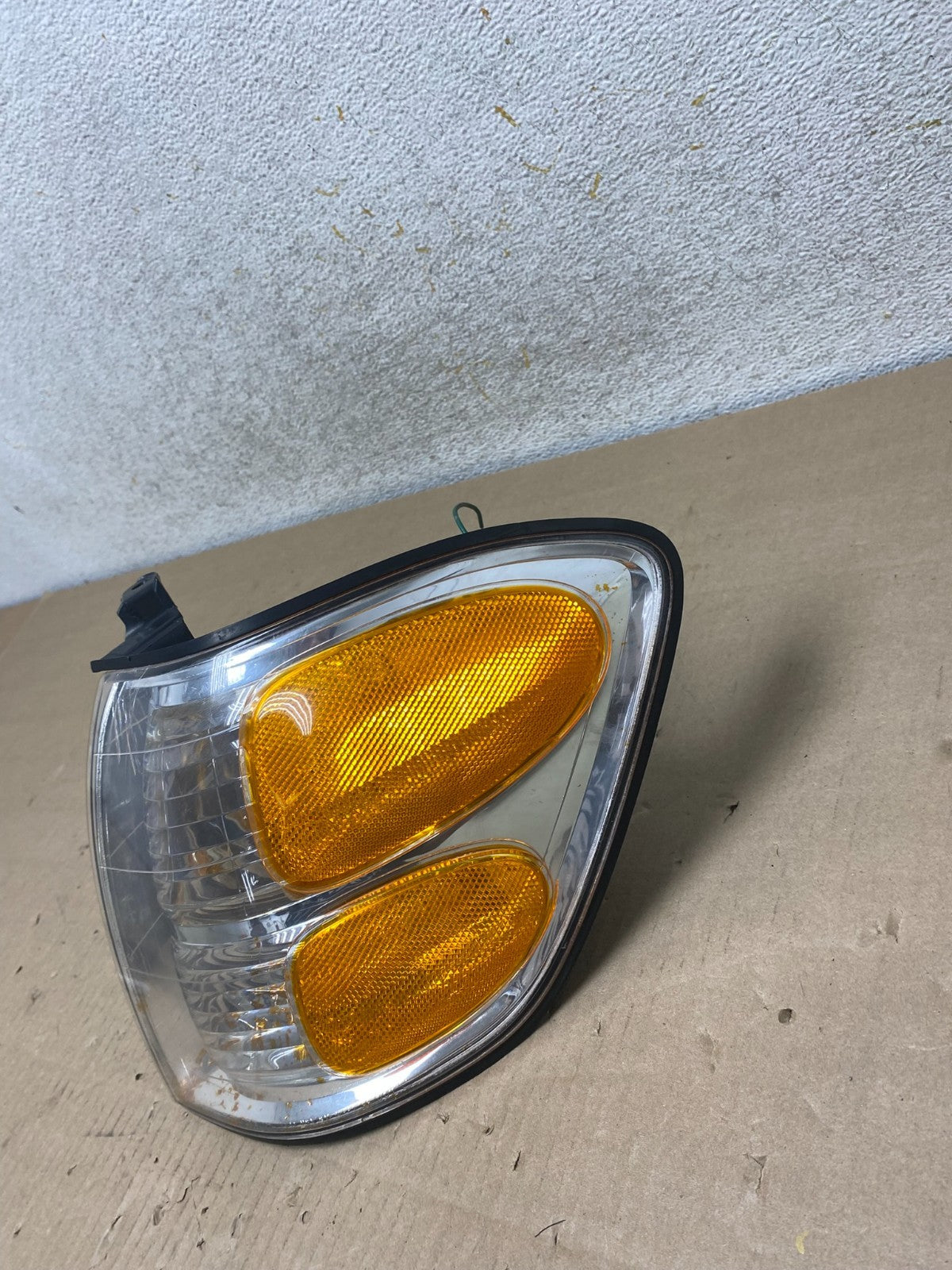 2001 - 2004 Toyota Sequoia Left Driver LH Side Parking Turn Signal AI2215 DW2