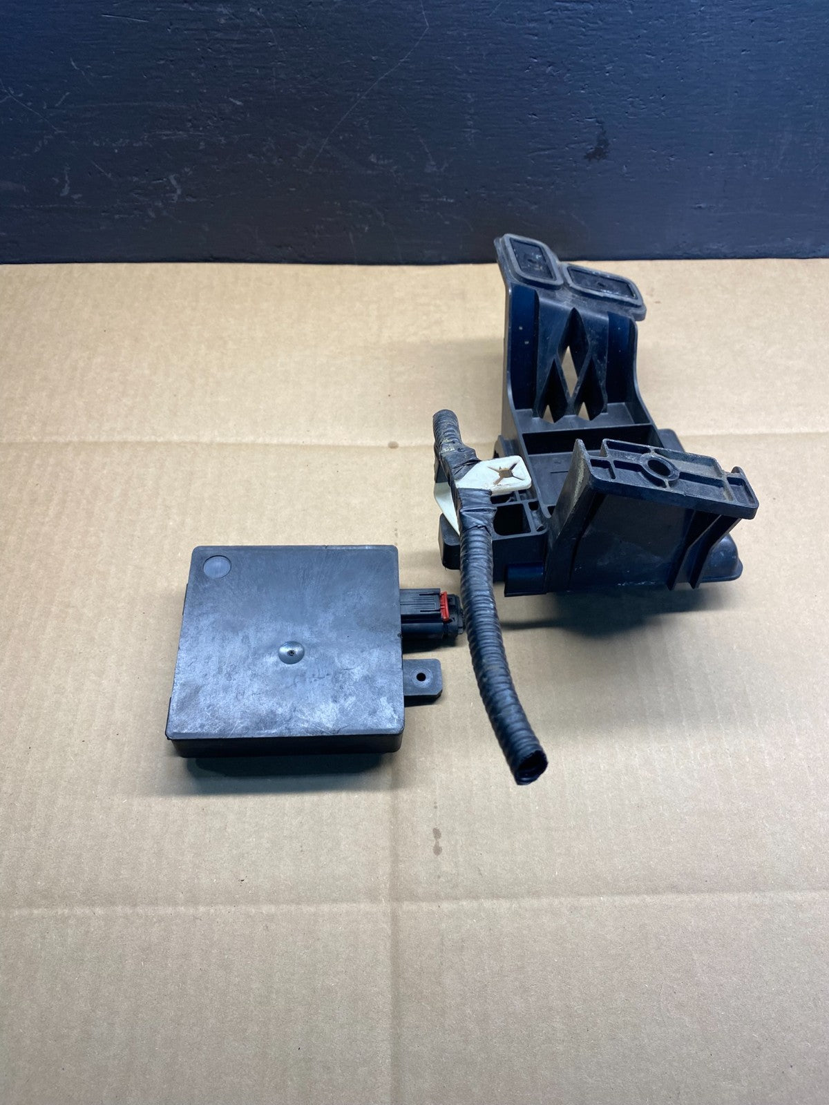 2015 to 2016 Lincoln MKC Rear Radar Blind Spot Module OEM ab7408 DG1