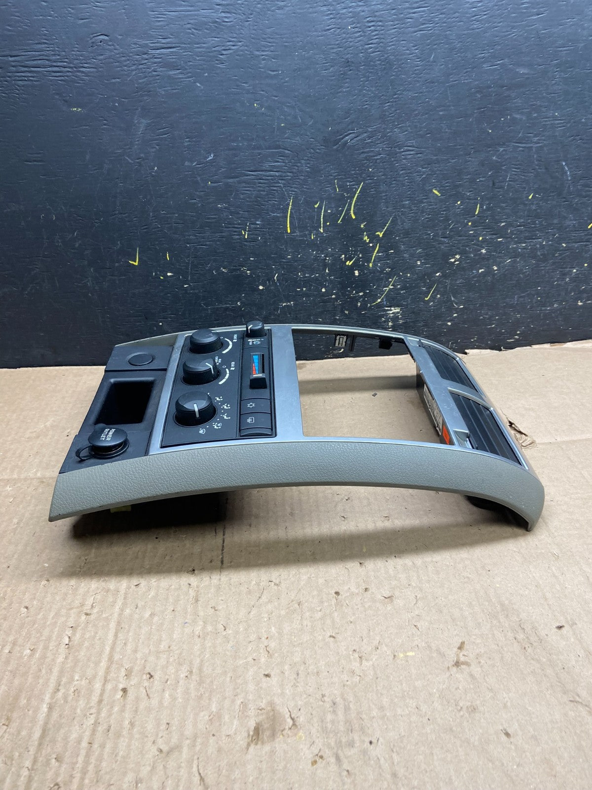 2005-2009 Dodge Durango Heat AC Climate Temperature Control Radio Bezel Y2421 DG3