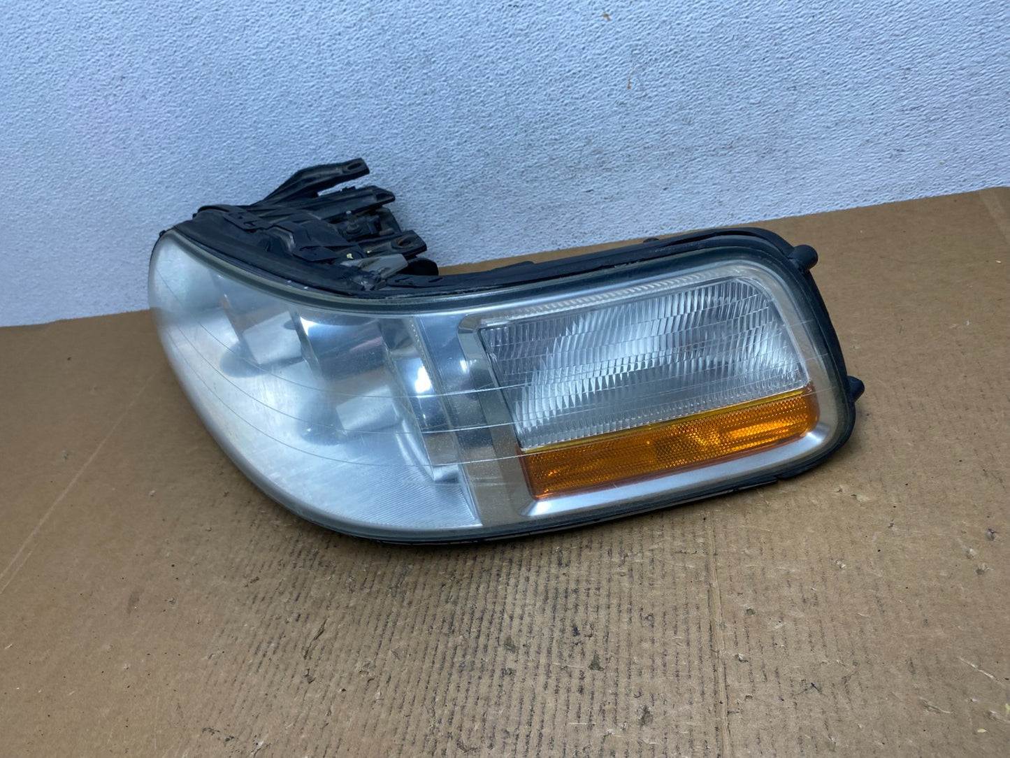 2005 to 2011 Lincoln Town Car Left Driver LH Side Headlight AE1166 DW1