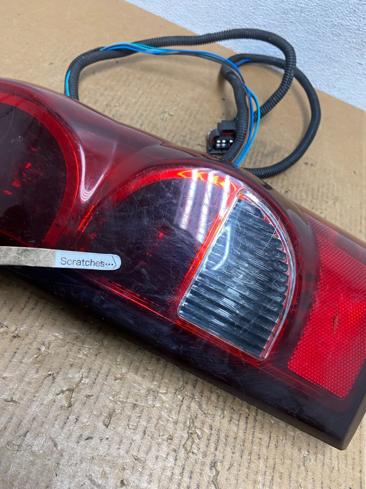 2003-2006 Chevrolet Silverado Right Passenger RH Side Tail light AE1661 DW3