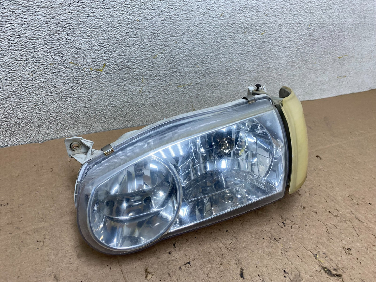 2001 2002 Toyota Corolla Left Driver LH Side Halogen Headlight W1090 DW2