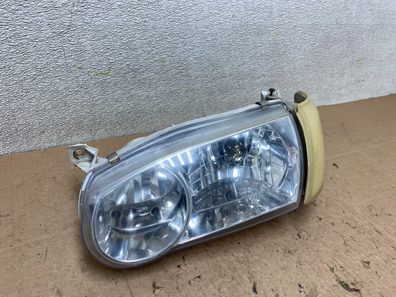 2001 2002 Toyota Corolla Left Driver LH Side Halogen Headlight W1090 DW2