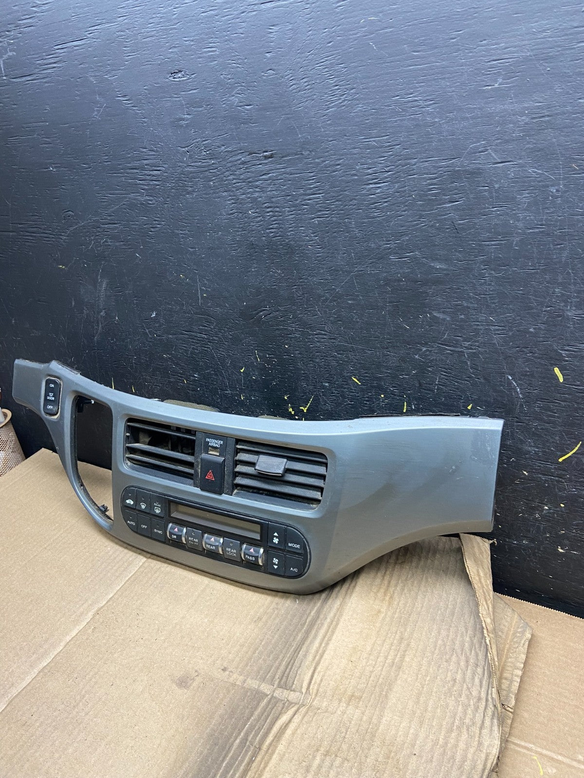 2005 to 2010 Honda Odyssey  Radio Climate Control Dash Trim Bezel X1678 DG1