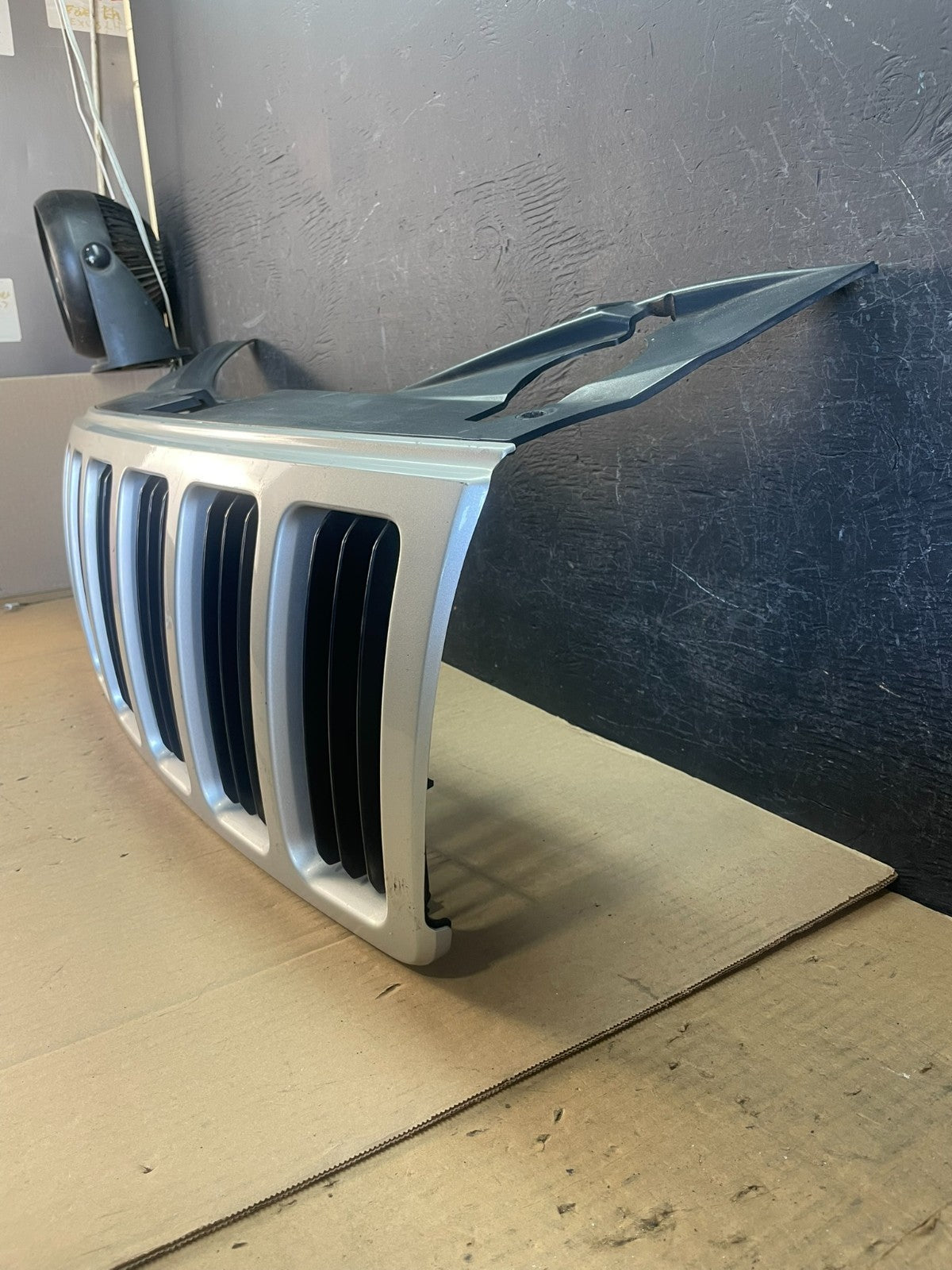 2005 2006 2007 Jeep Grand Cherokee Front Upper Grill Grille AD5711 DW1
